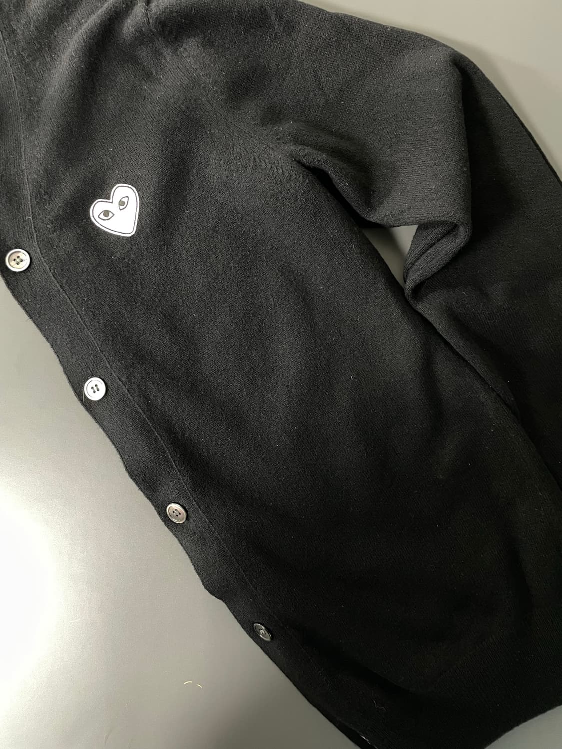 [L] 꼼데가르송 화이트 와펜 자수로고 울 가디건 상품이미지5