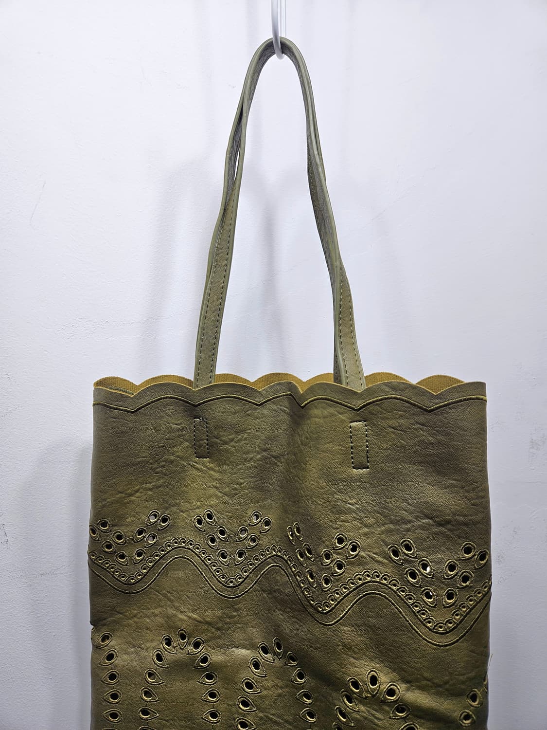 올리브그린 펀칭 토드백 상품이미지3