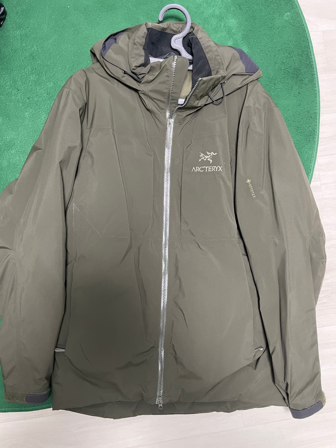 아크테릭스 피션 SV M사이즈 카키색 판매합니다. 상품이미지1