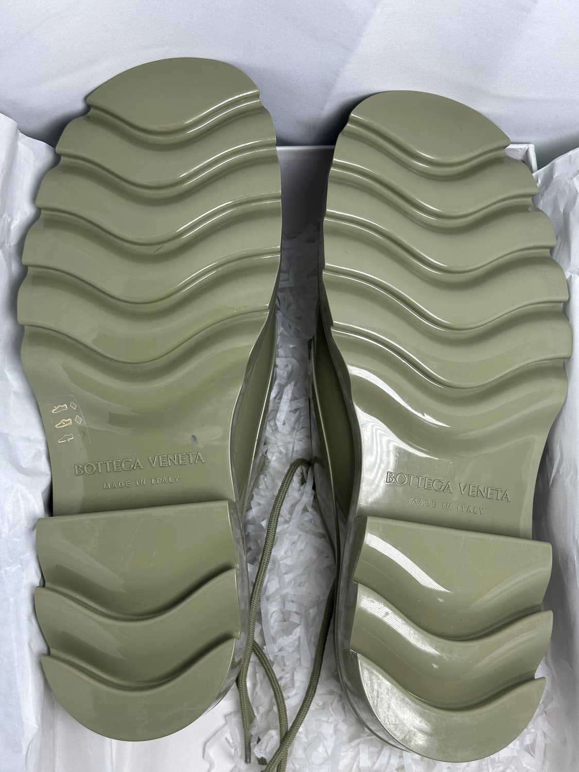 보테가베네타 러버 더비 스트라이드 레이스업 샤이니 레인 슈즈 상품이미지4