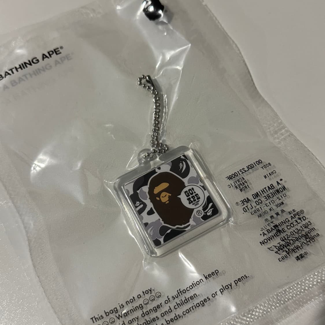 베이프 스토어 교토 익스클루시브 그레이 카모 키링 상품이미지1