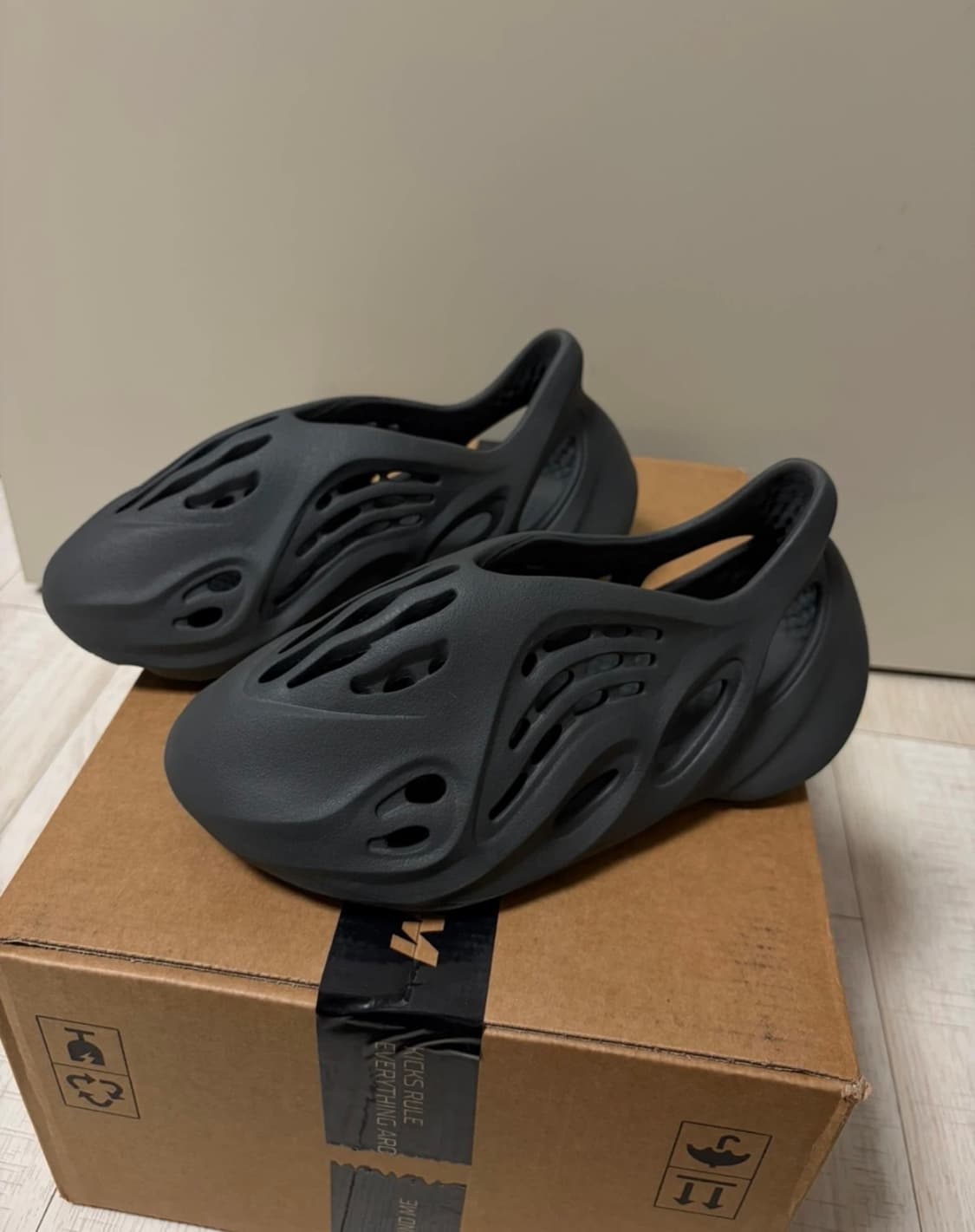 아디다스 이지 폼 러너 카본 235mm 상품이미지1