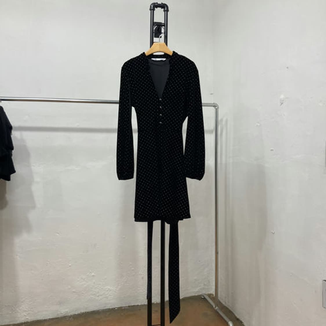 자라(ZARA) 벨벳 도트 패턴 벨티드 미니 원피스 상품이미지1