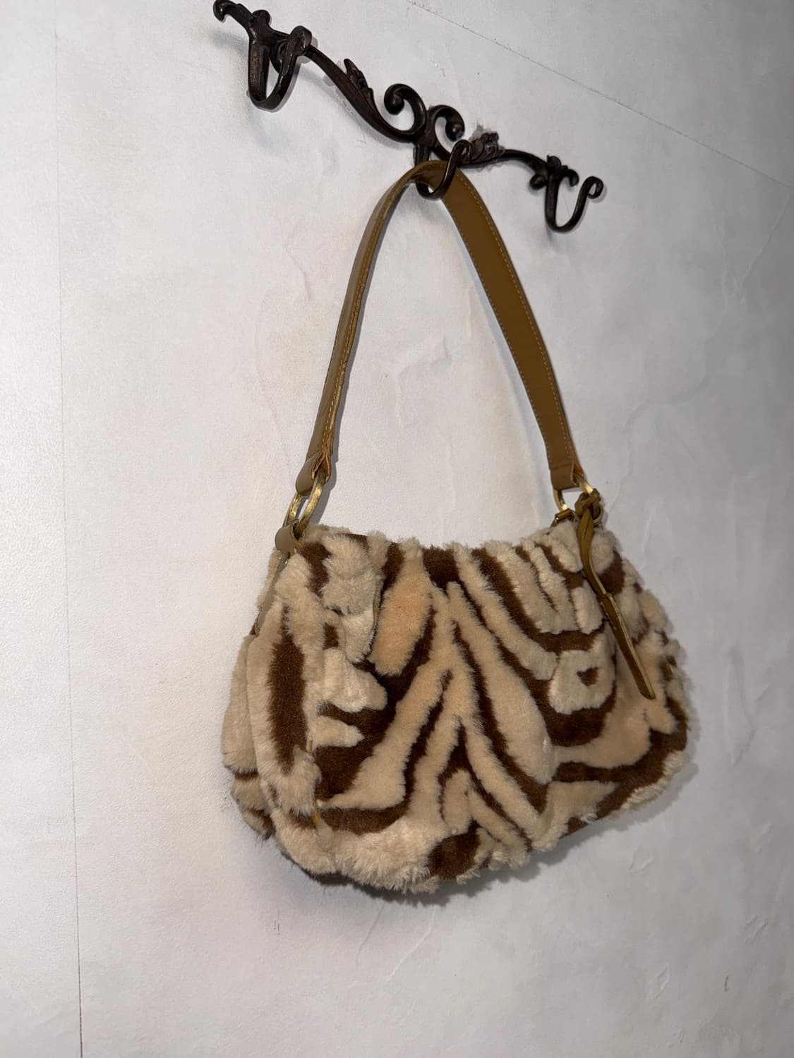 Brown zebra faux fur shoulder bag 상품이미지2