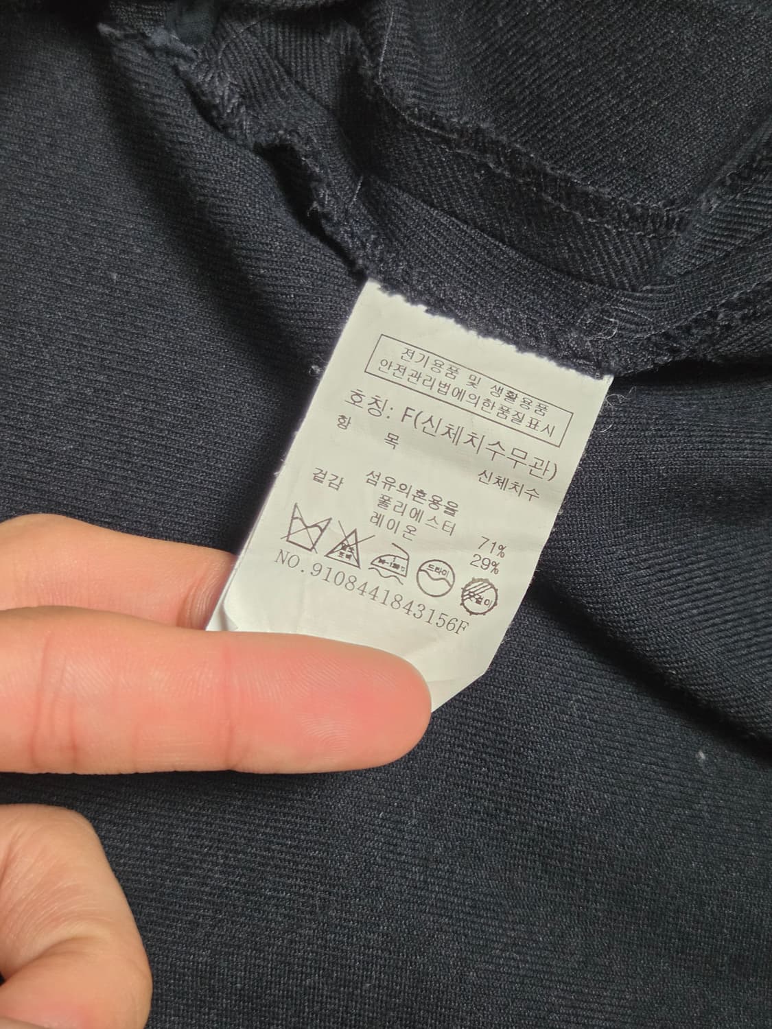 [스튜디오 톰보이] 딥 브이넥 핀턱 슬리브리스 원피스 | 00269 상품이미지4