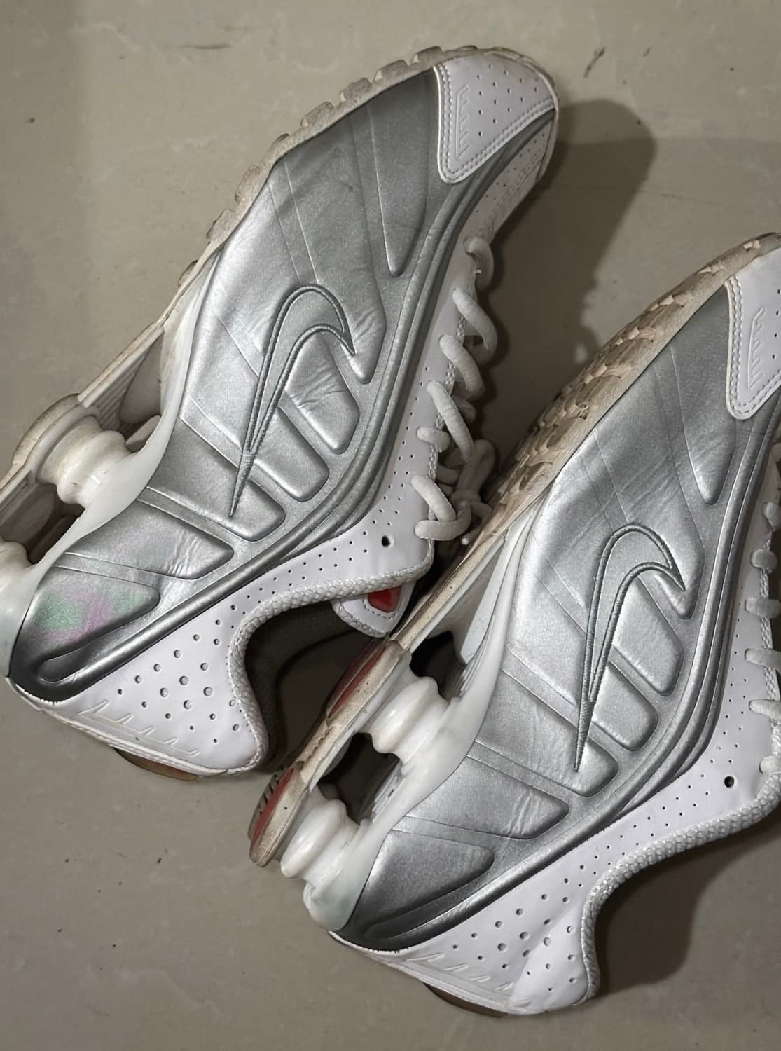 나이키 샥스 R4 화이트 앤 메탈릭 플래티넘 250 상품이미지4