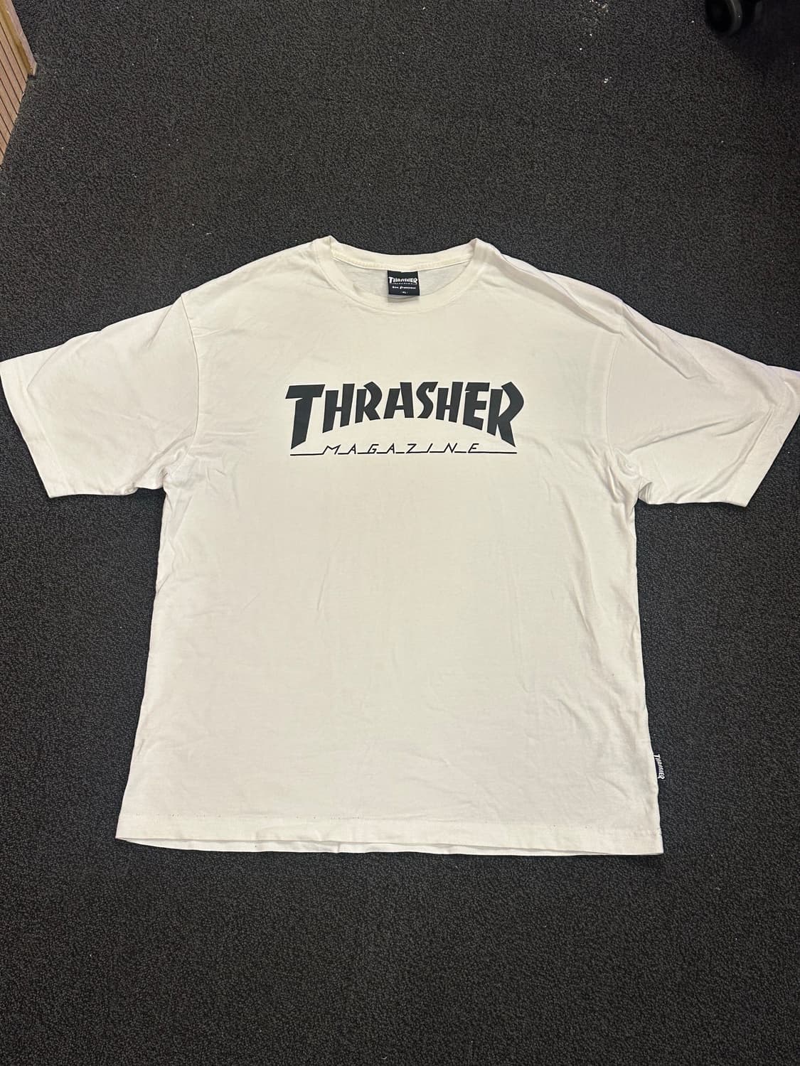 (XL) 트레셔 로고 반팔 티셔츠 팝니다 상품이미지1