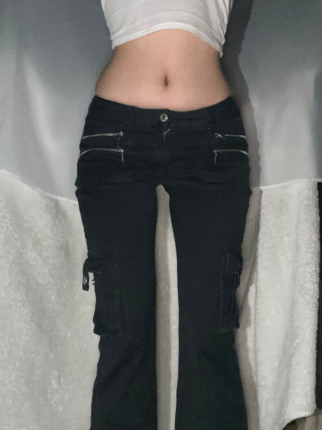 지퍼 포켓 디테일 블랙 로우라이즈 카고부츠컷 팬츠 상품이미지1