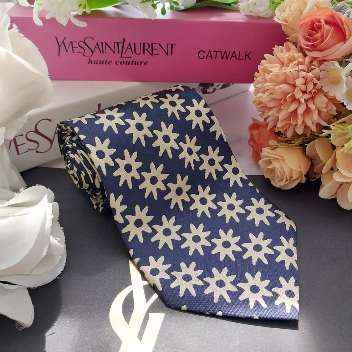 입생로랑 실크 네이비 플라워 패턴 넥타이 9.5cm A등급 K2411
 상품이미지4