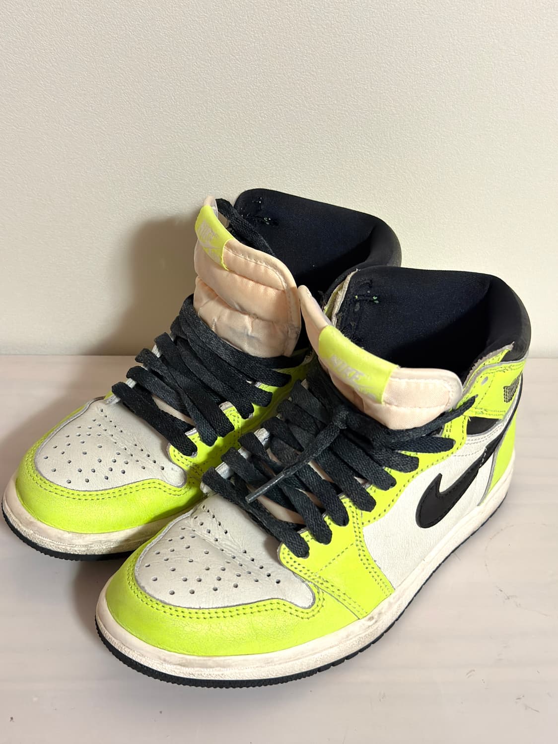 나이키 에어 조던 1 레트로 하이 OG 볼트 230 상품이미지2