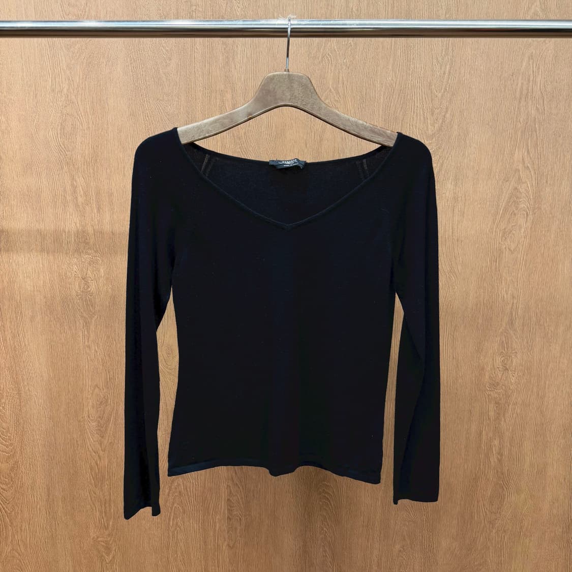 막스마라 위켄드 브이넥 슬림핏 긴팔 니트 탑 미니멀 플랫 디테일 블랙 상품이미지2