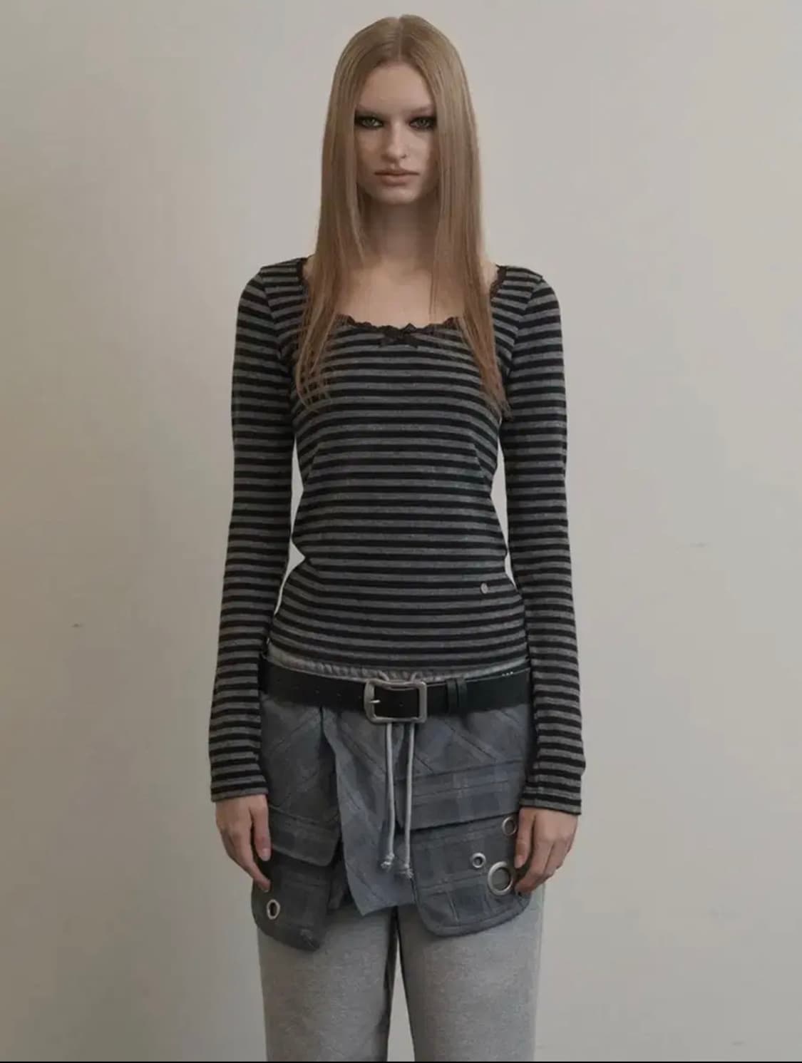 셋업이엑스이 STRIPE LACE TOP / CHARCOAL 상품이미지1