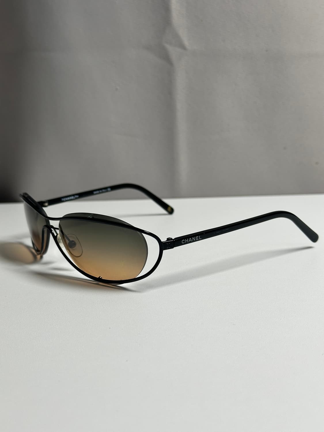 샤넬 블랙 메탈 오벌 Y2K 리바이벌 선글라스 상품이미지2