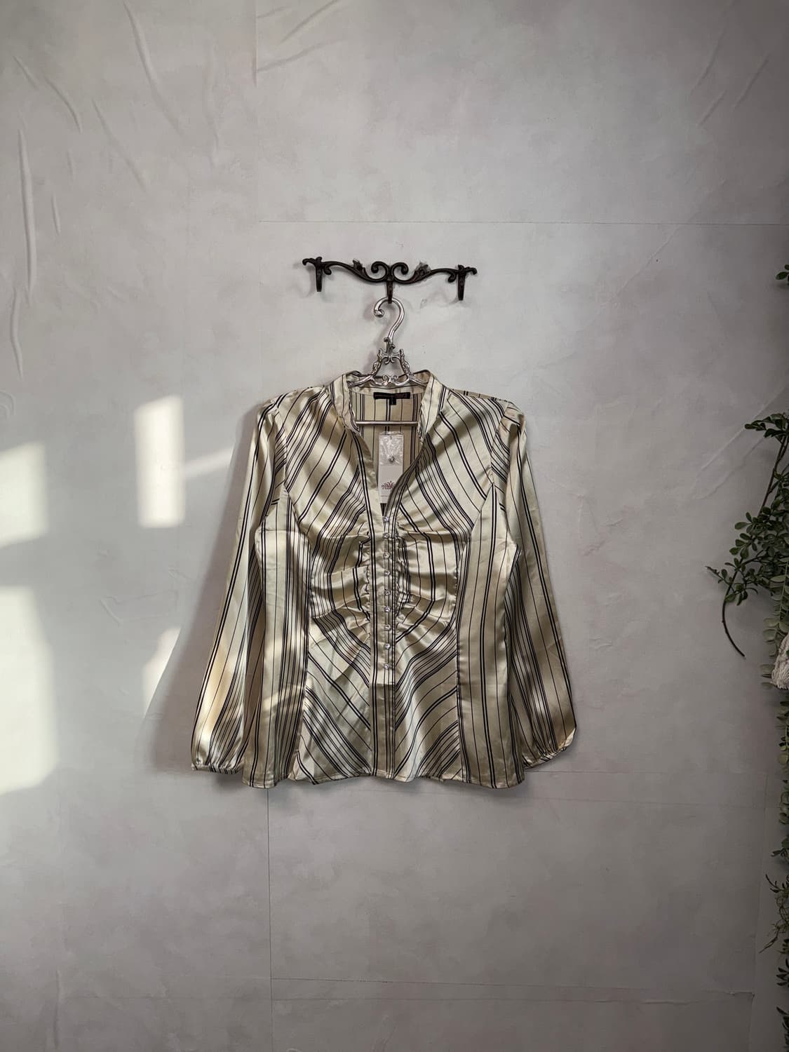 White gold satin stripe pleated blouse  상품이미지2