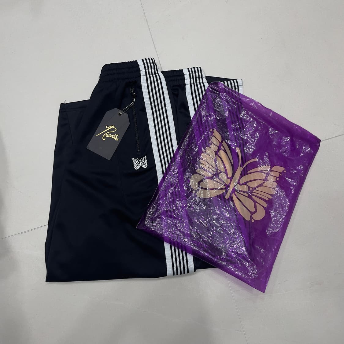 니들스 H.D 블랙/화이트 팝니다 상품이미지1