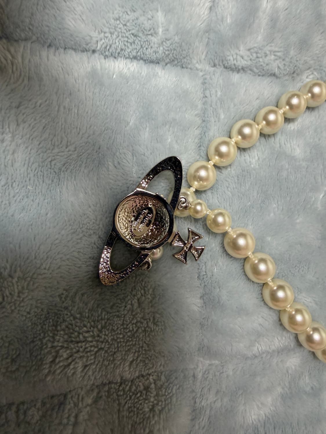 비비안웨스트우드 원 로우 펄 바스 릴리프 초커 실버 상품이미지5