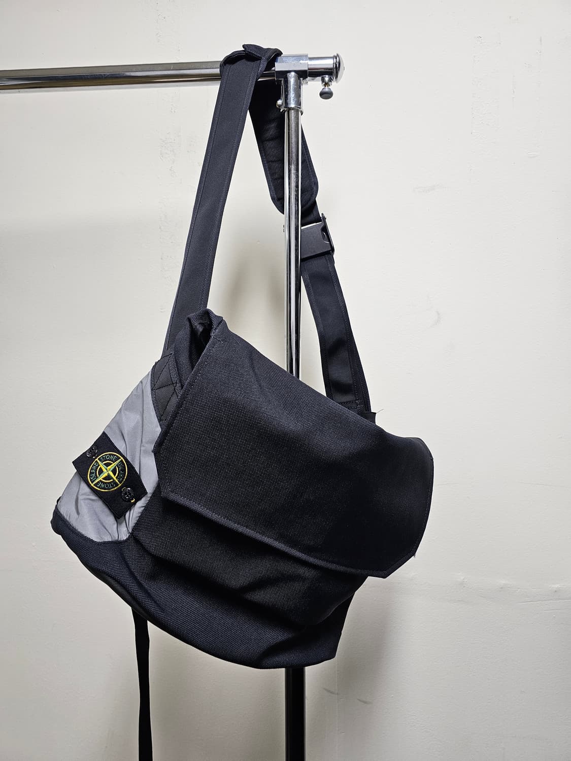 스톤아일랜드 리플렉티브 메신저백 상품이미지8