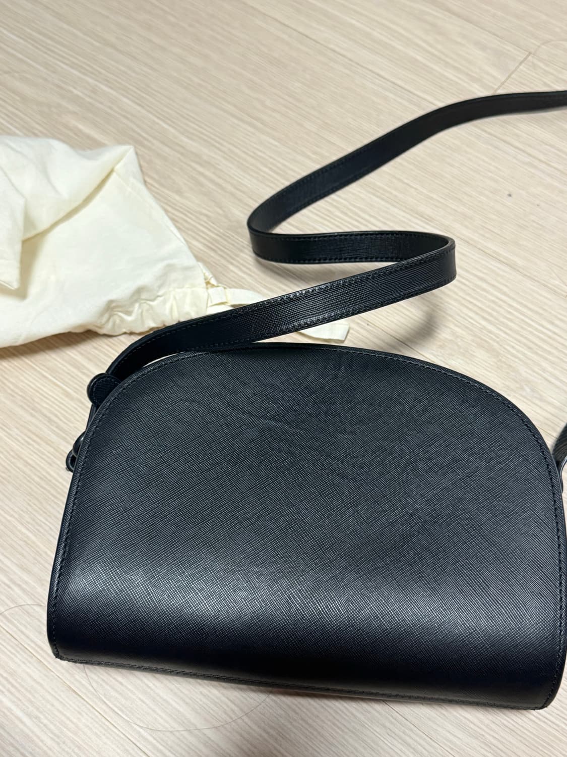 아페쎄 하프문 크로스바디백 블랙 상품이미지4