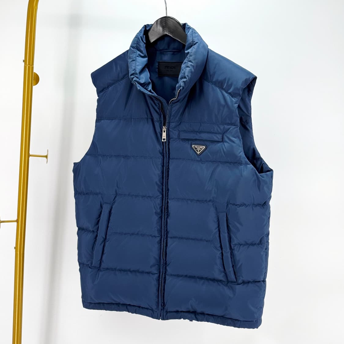 [54사이즈] 프라다 삼각로고 조끼 패딩 베스트 (SGJ191) 상품이미지1