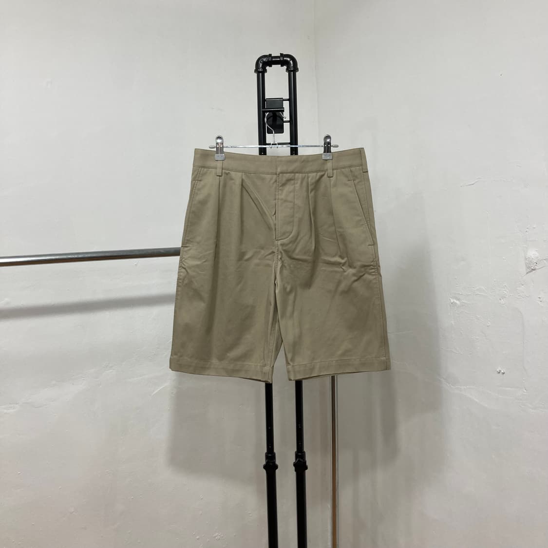 생로랑(Saint Laurent) 클래식 턱 디테일 미디 치노 반바지 상품이미지2