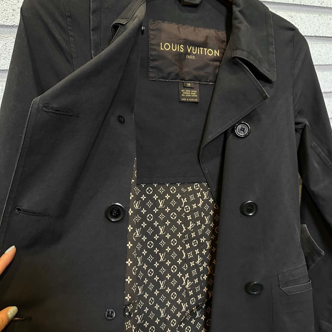 루이비통 하프 트렌치코트 카라넥 더블버튼 백 벨티드 디테일 블랙 상품이미지5
