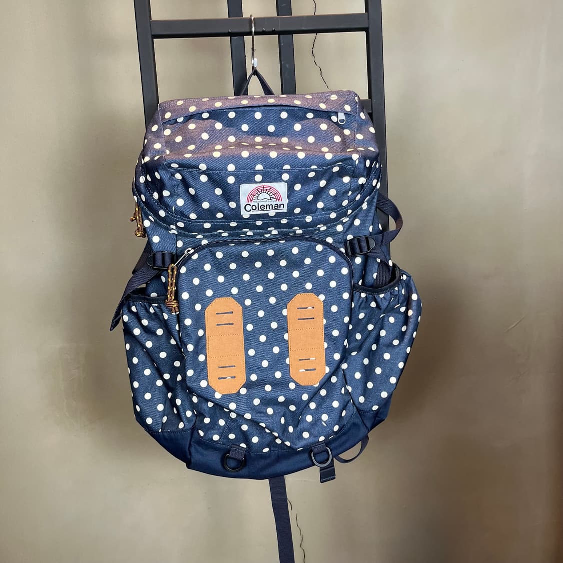 콜맨 도트 백팩 상품이미지2