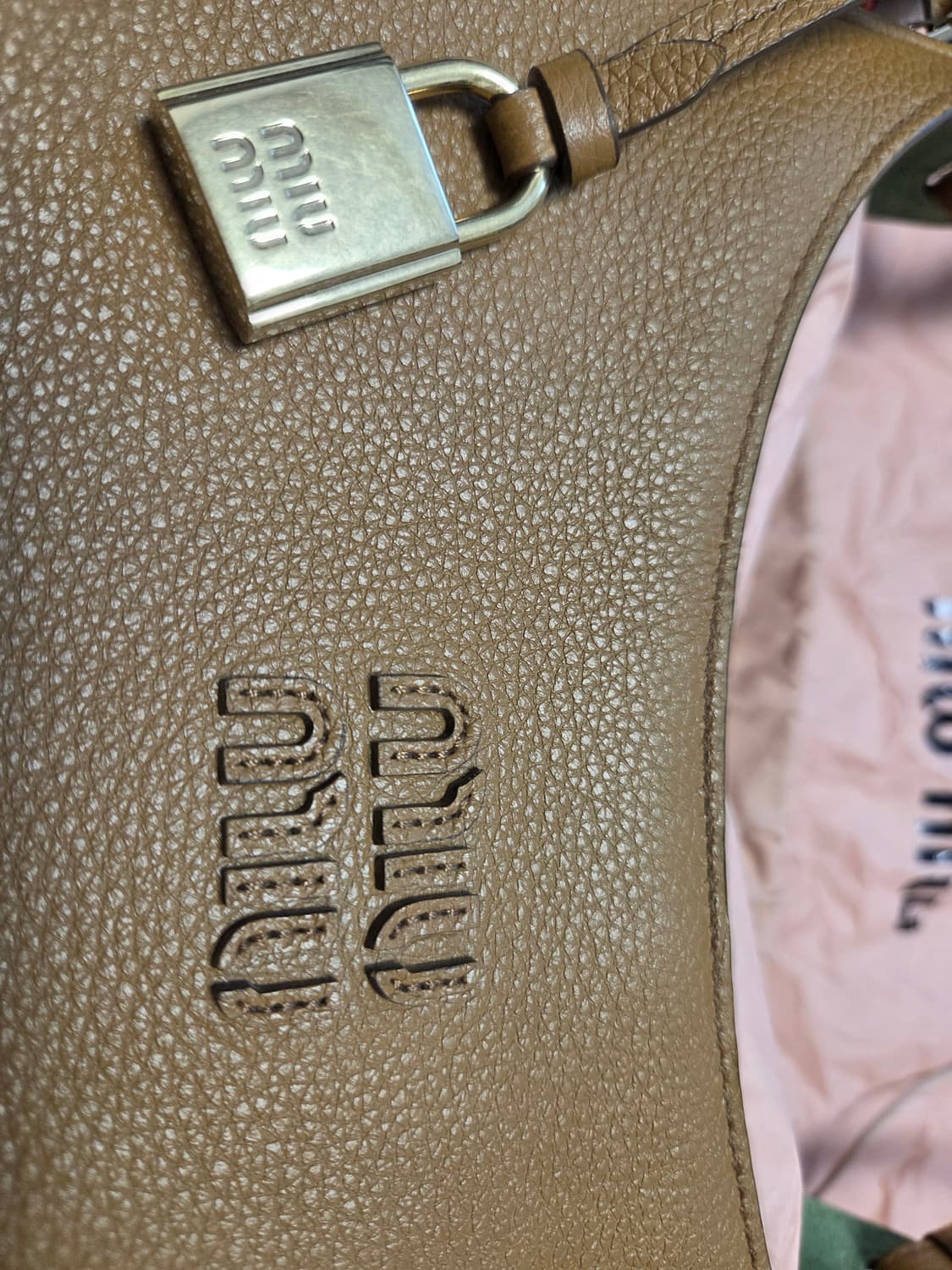 미우미우 가죽 버킷백 상품이미지3