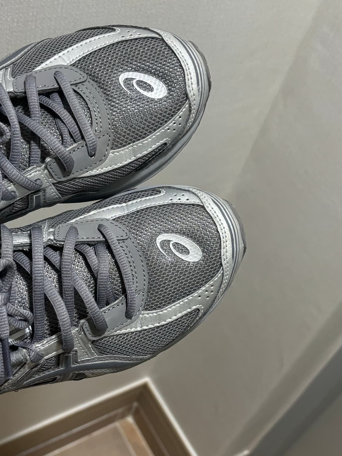 아식스 조그 100 S 카본 그레이 운동화 상품이미지1