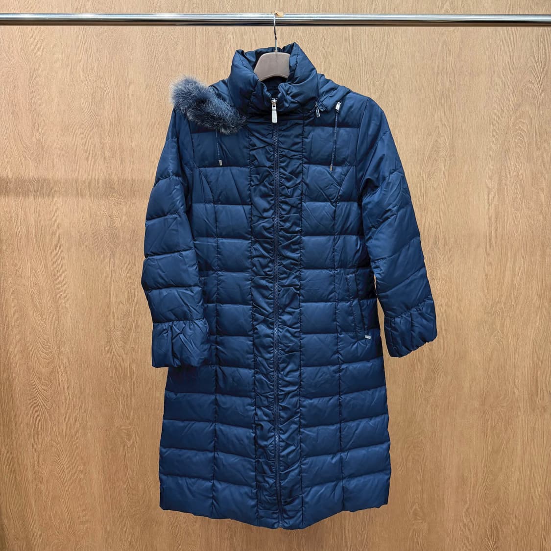 발망 다운 롱 패딩 코트 후드 퍼 트리밍 중앙 셔링 디테일 딥 네이비 상품이미지2