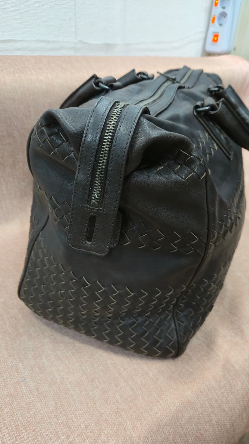 보테가 베네타 인트레치아토 가죽 보스턴 백 45cm 다크 브라운 상품이미지4