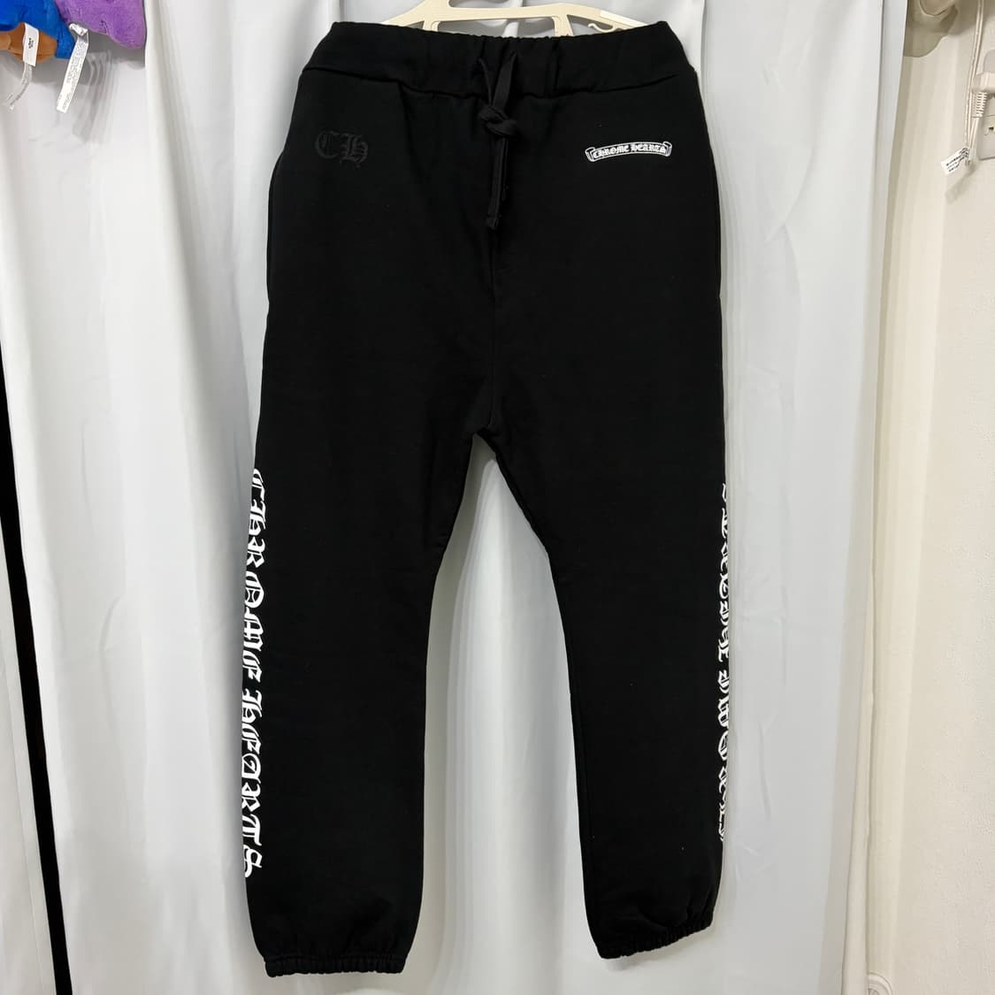 크롬하츠 스크롤 로고 스펠아웃 스웨트팬츠 블랙 상품이미지1