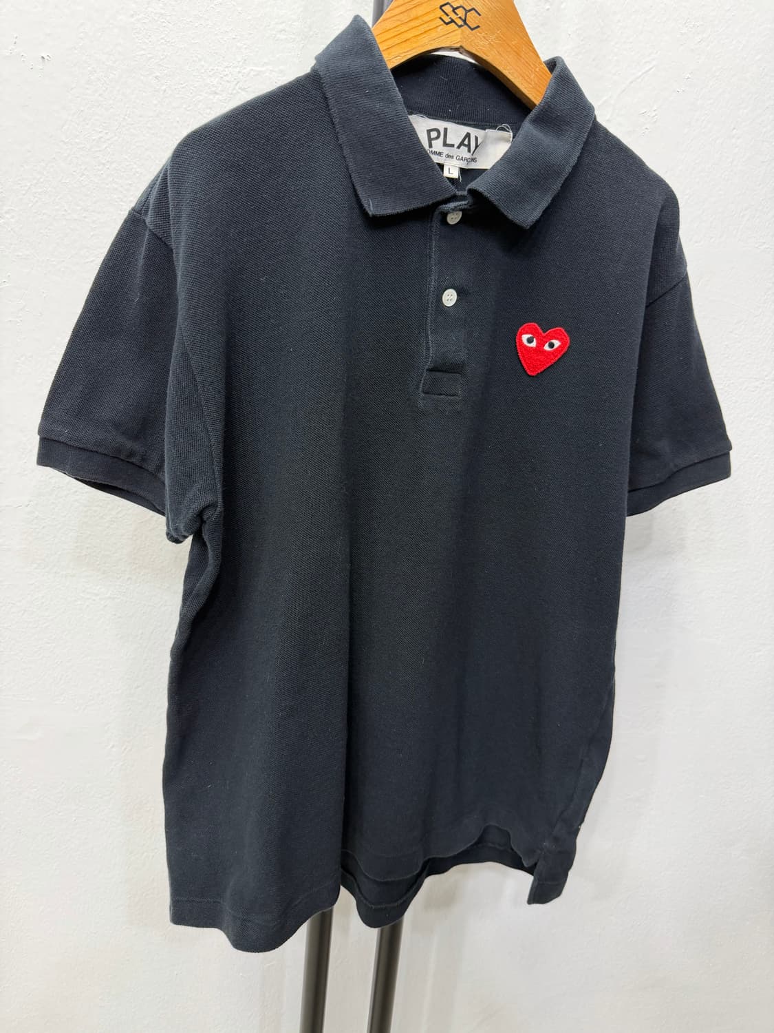 매장판정품) 꼼데가르송 여성 하트 블랙 반팔 폴로티 L  상품이미지2