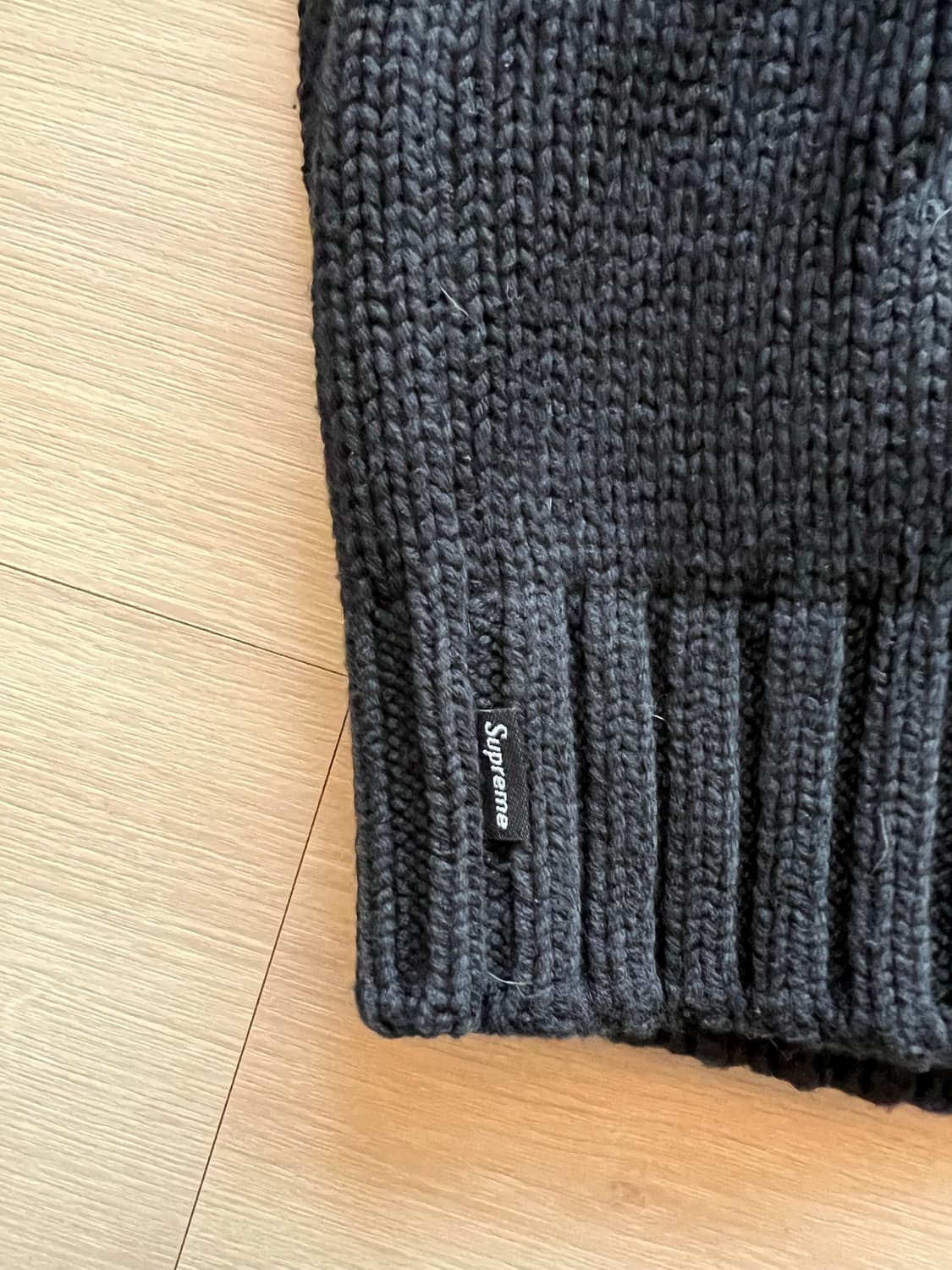 [L] 새상품 슈프림 25ss 토널 아플리케 스웨터 블랙 상품이미지5