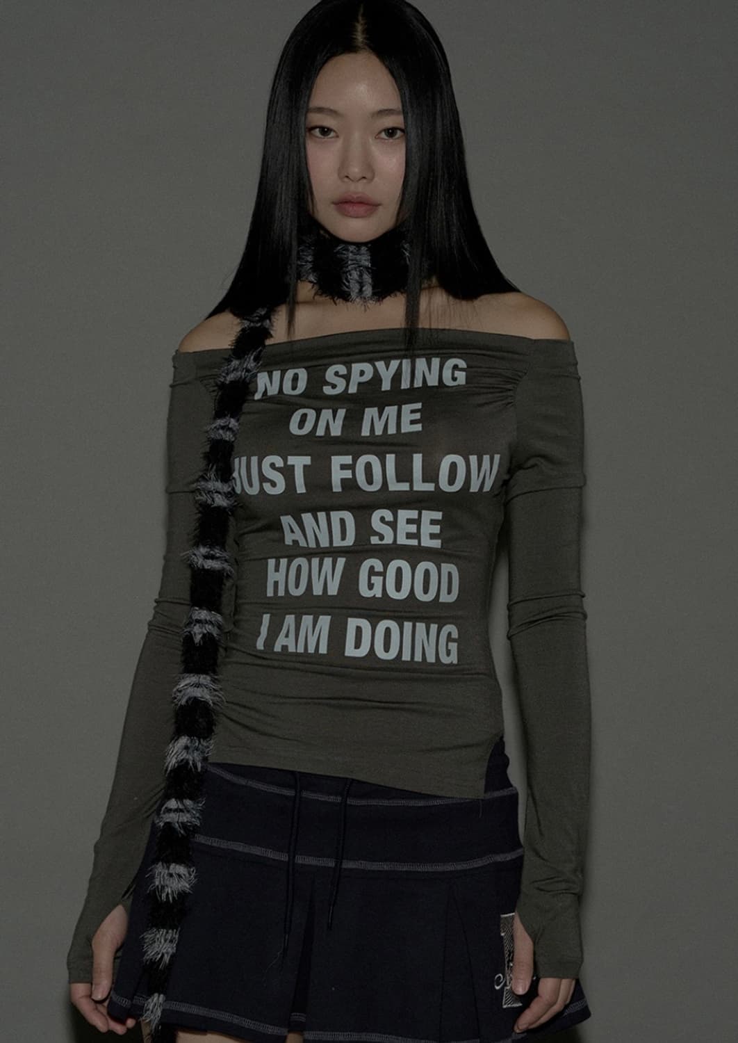 플리즈노팔로우 kacy lettering 오프숄더 탑 차콜 상품이미지2