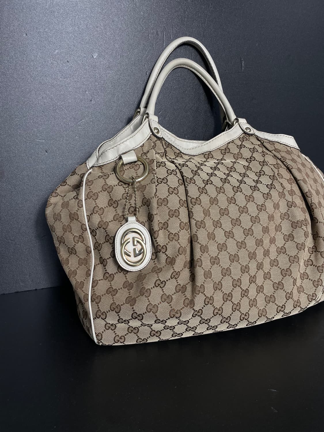 구찌 GG로고 자가드 아이보리 레더 트리밍 금장 수키 토트백 상품이미지1