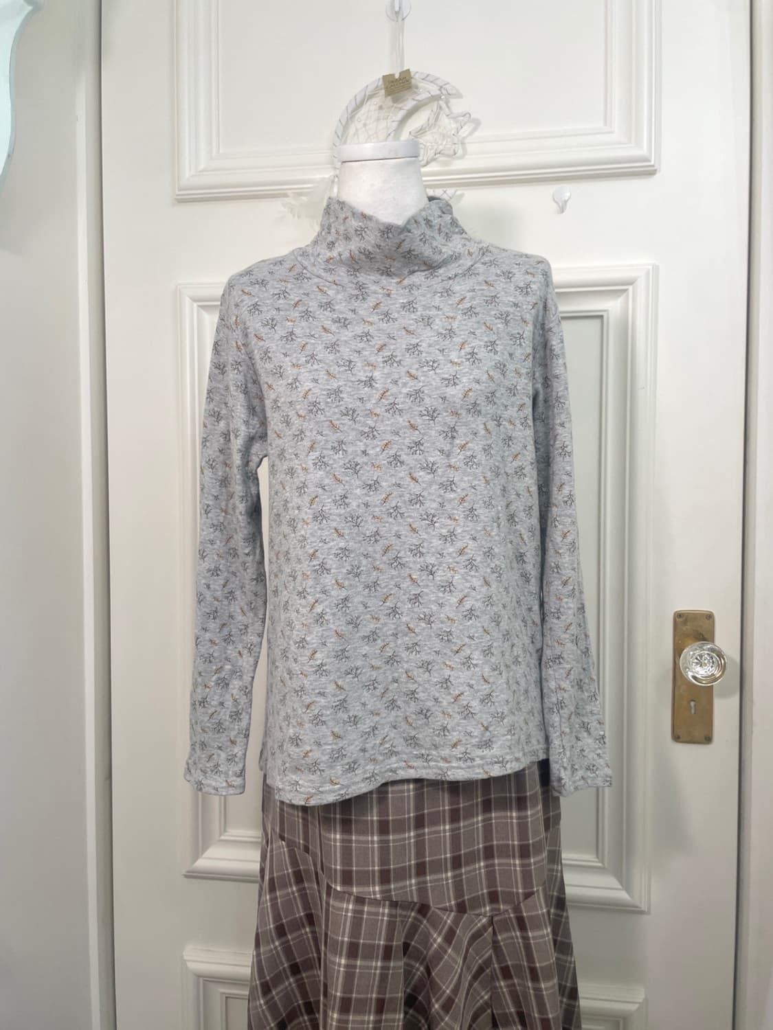 gray flower point turtle-neck cotton top 상품이미지1