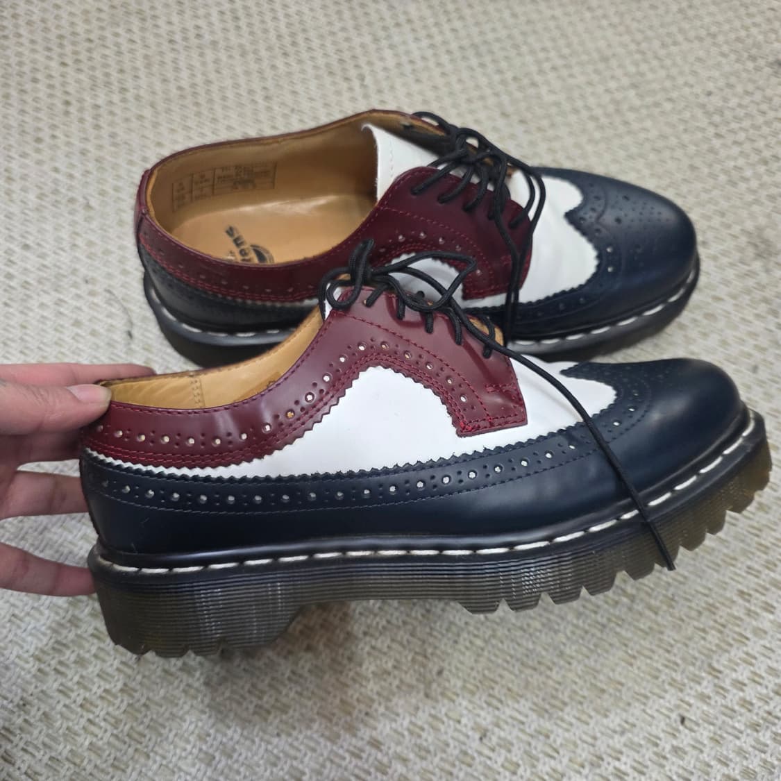 닥터마틴 삼색 윙팁 슈즈 블랙/화이트/레드 UK5 240 상품이미지2