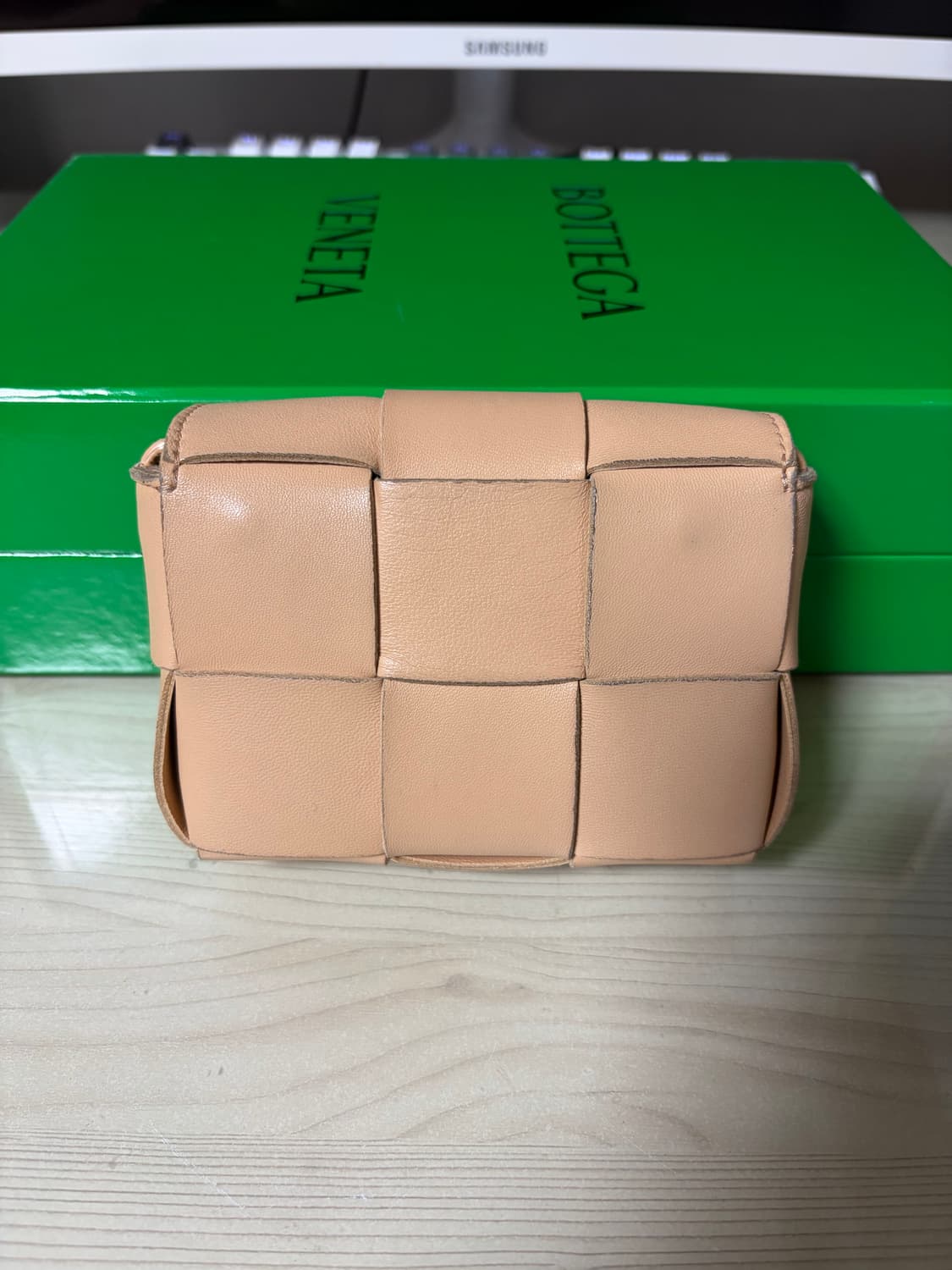 보테가 베네타 미니 레더 카세트백 패러킷 상품이미지2