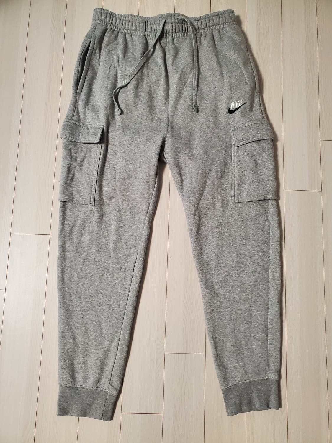 나이키 그레이 카고 조거 기모 팬츠 사이즈M

오염 하자 없이 깨끗해요^ 상품이미지1