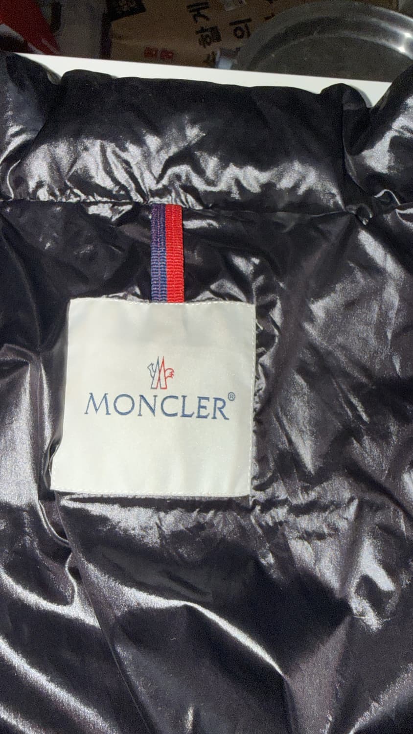 몽클레어 유광 패딩 제품 코드 = E20914196355 68950 상품이미지5