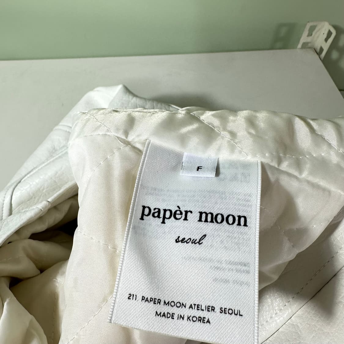 우먼OS 페이퍼문 크림화이트 파워숄더 가죽라이더 상품이미지7