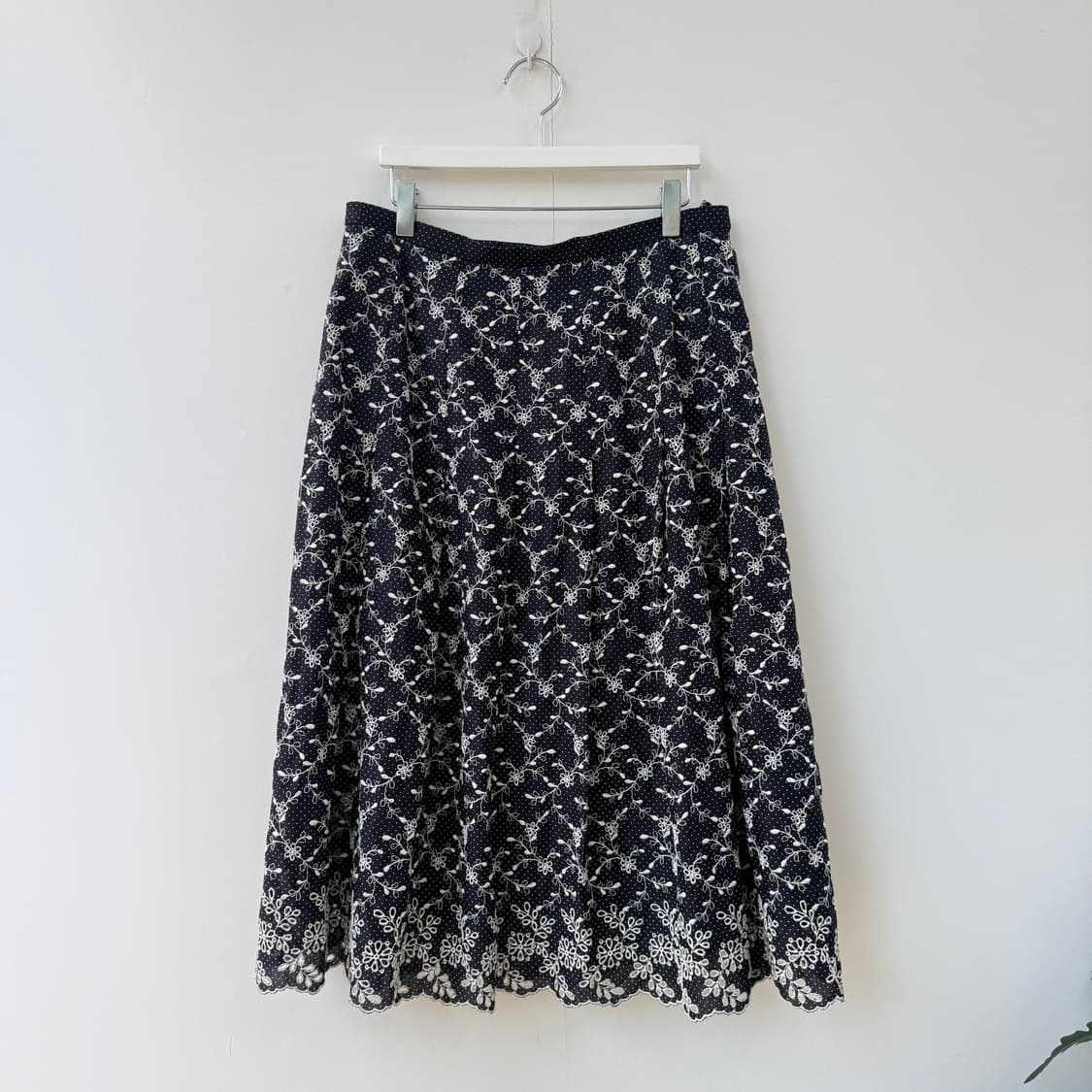 JPN 네이비 도트 펀칭 플라워 스커트 상품이미지2