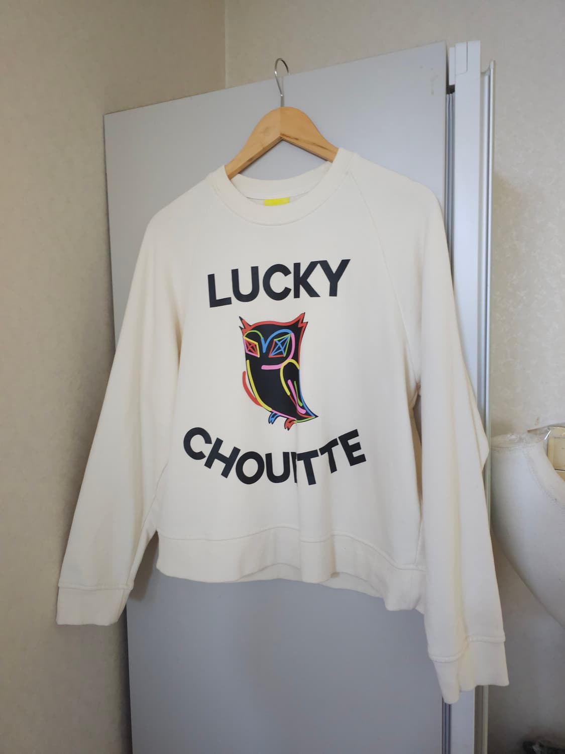 럭키슈에뜨 맨투맨 티셔츠 아이보리 상품이미지1