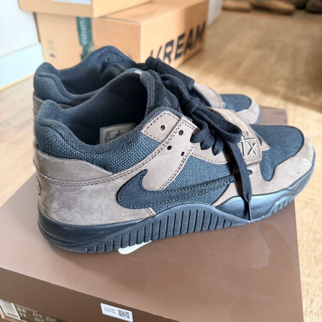 [275] 조던 x 트래비스 스캇 점프맨 잭 TR 블랙 앤 다크 모카 상품이미지6