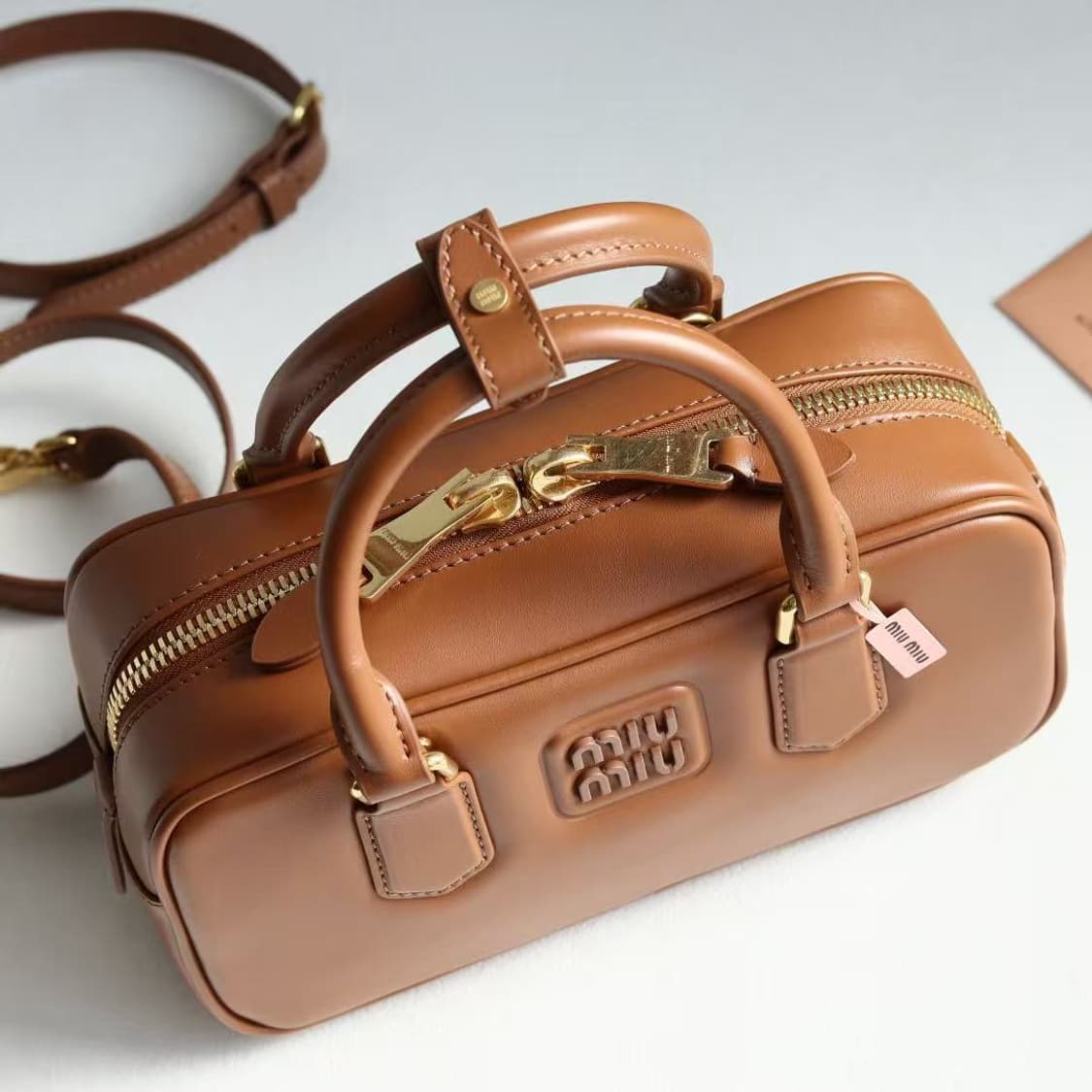미우 미우 아르카디 레더 미니 백 꼬냑 상품이미지5