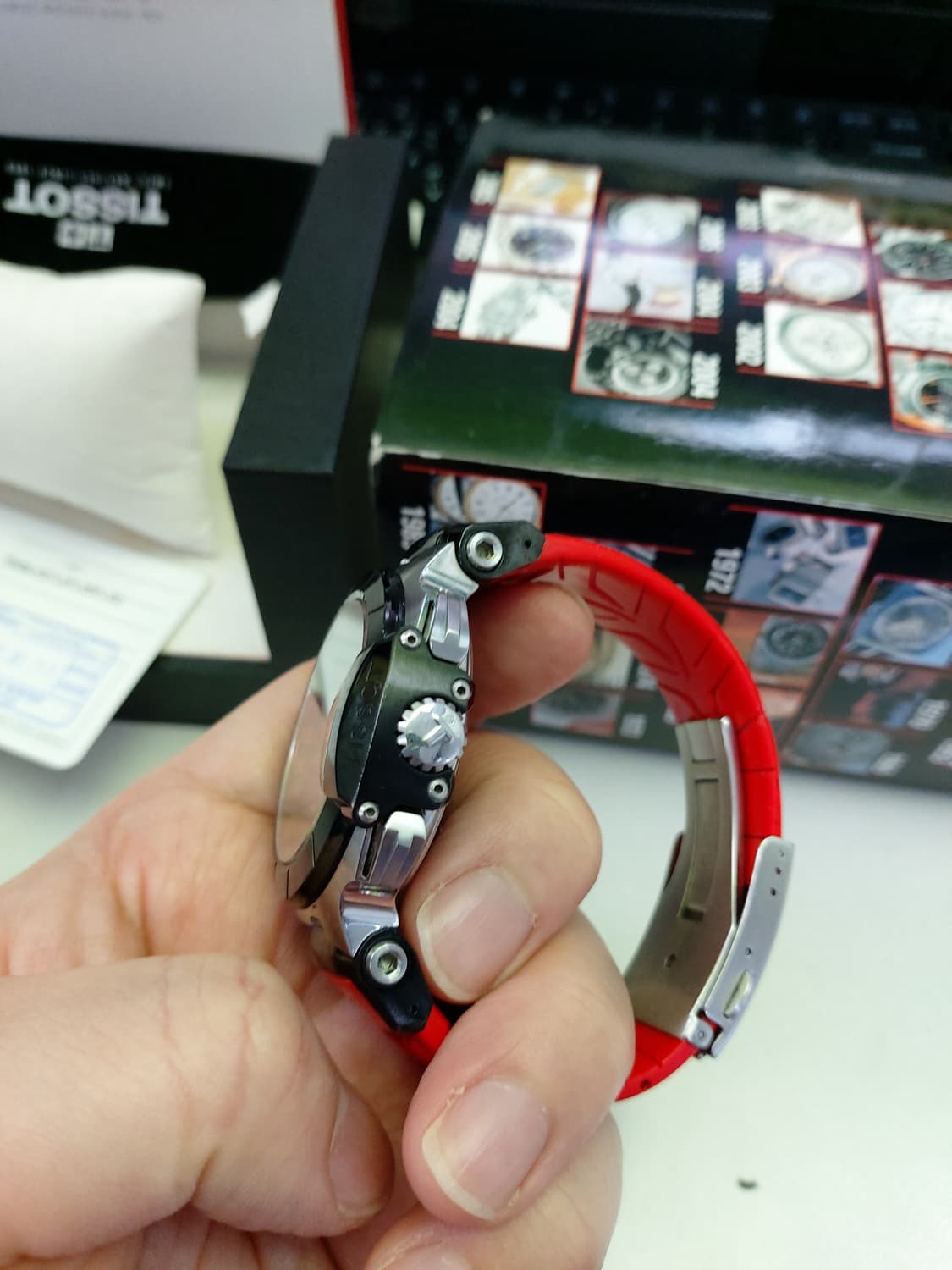 블랙/레드 조합이 매력적인 티쏘 남성 시계  상품이미지3