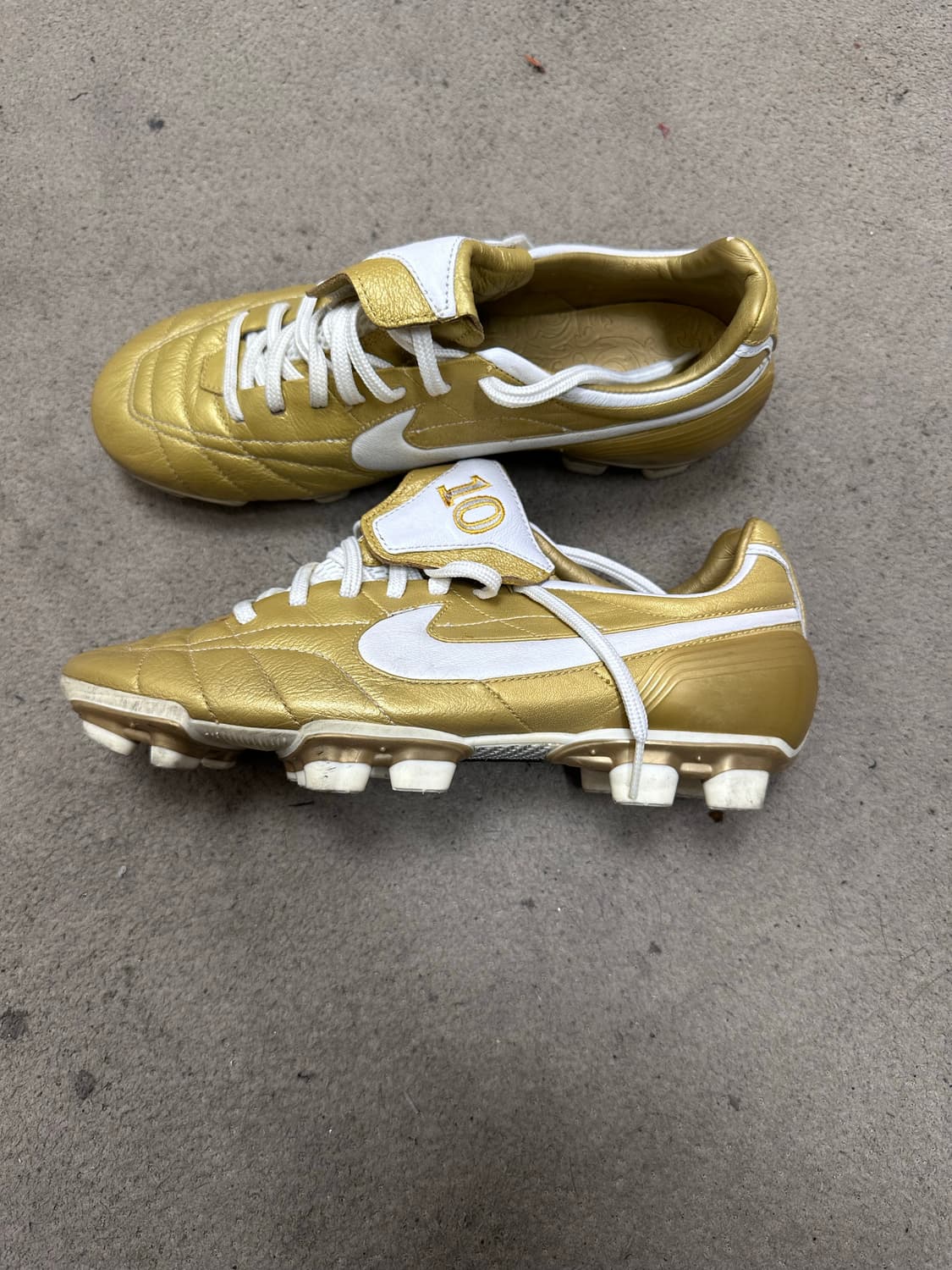 나이키 올드스쿨 초레어템 R10 골드축구화 250 상품이미지3