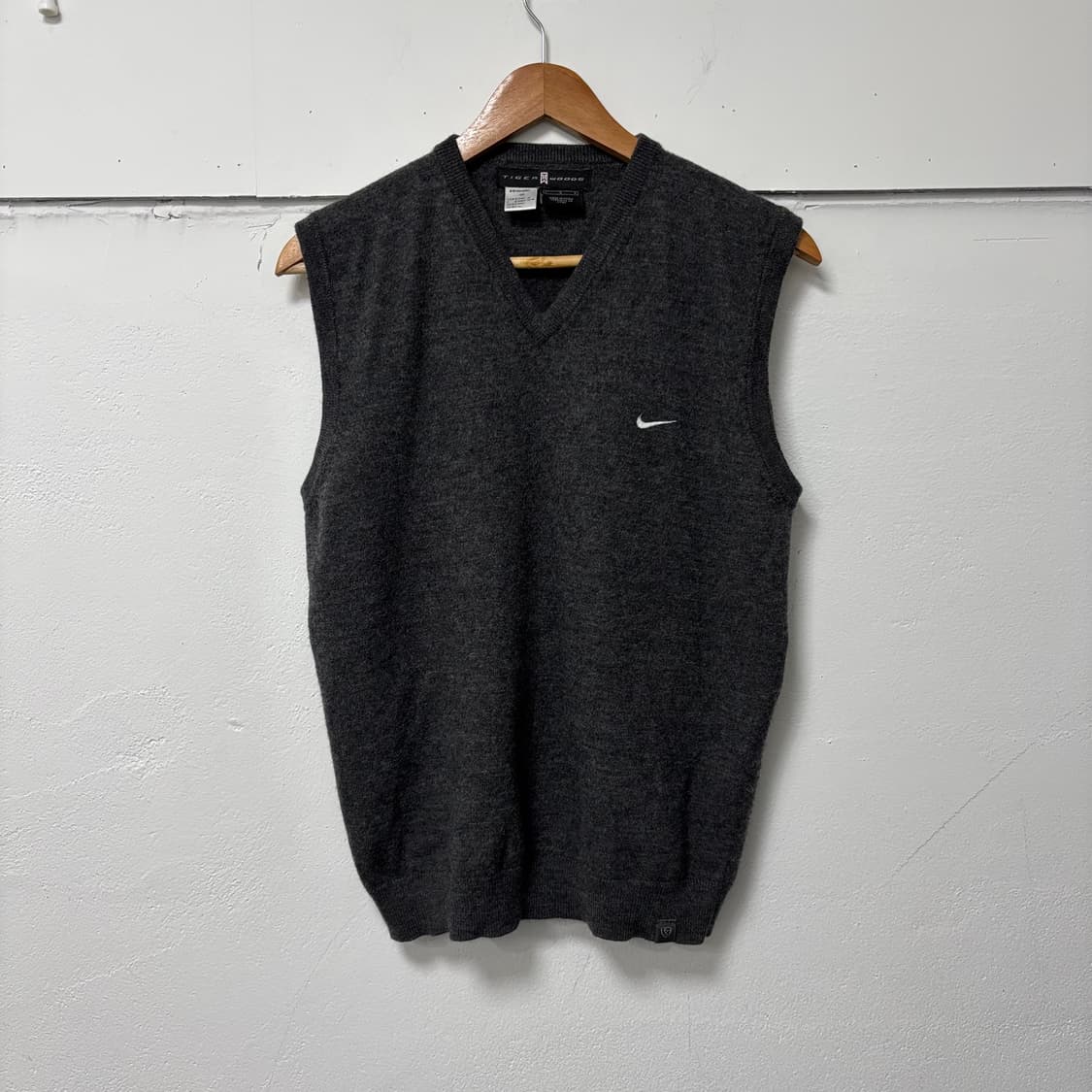 나이키 차콜 스우시 니트조끼 상품이미지1