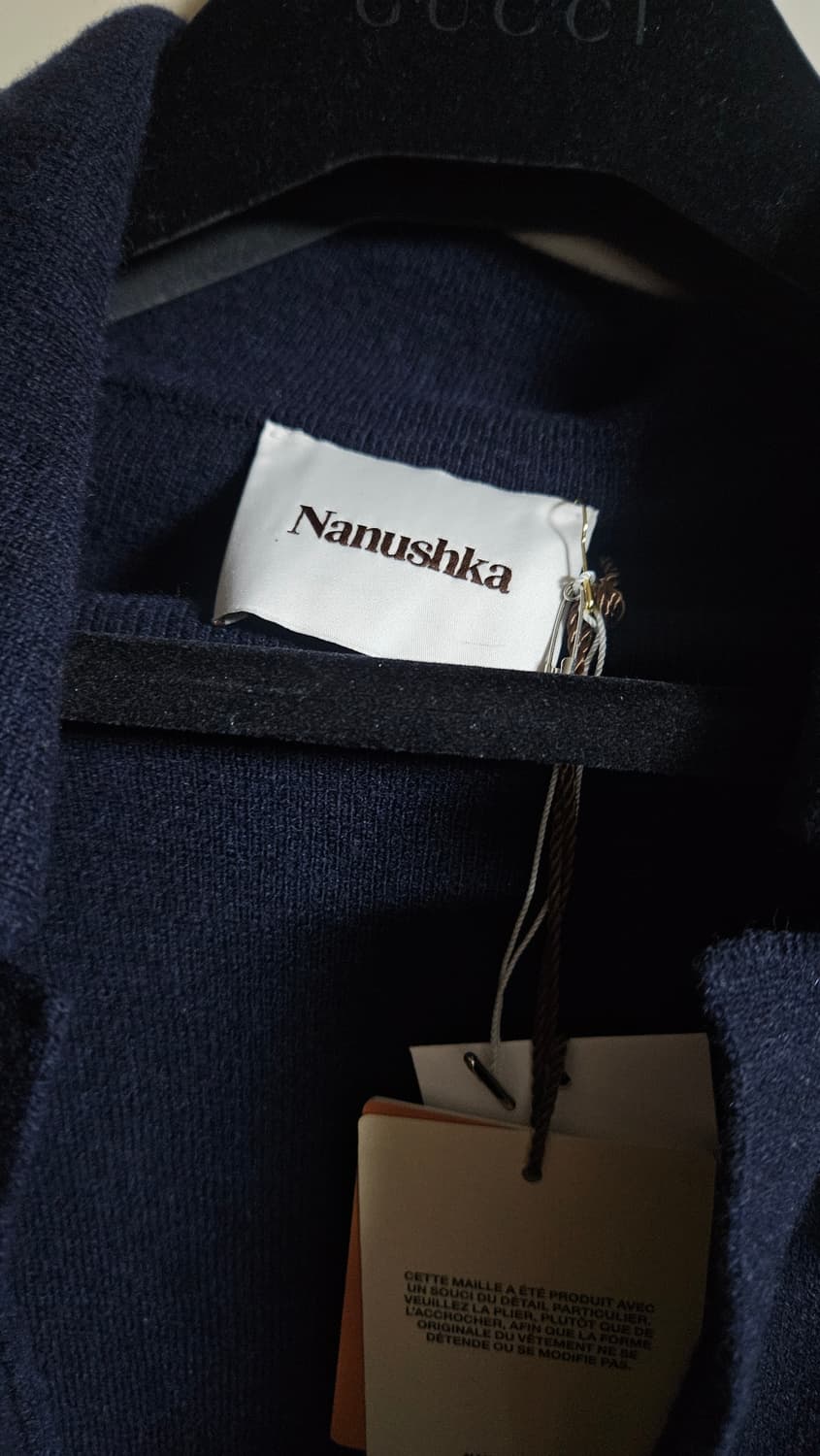 나누슈카 가디건 정품 신품 80만짜리 네이비 상품이미지2