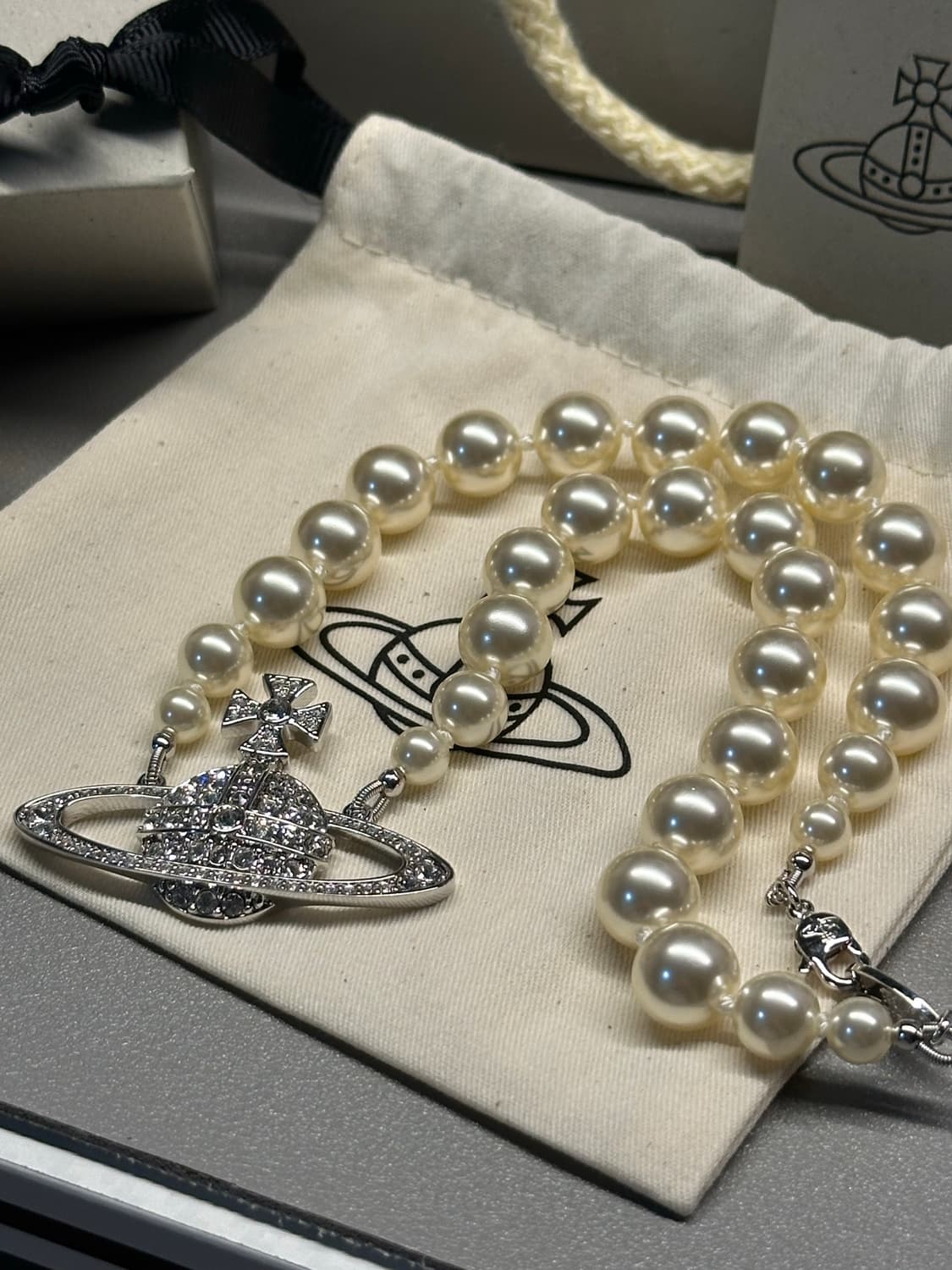 풀박스) 비비안웨스트우드 원 로우 펄 바스 릴리프 초커 목걸이 상품이미지3